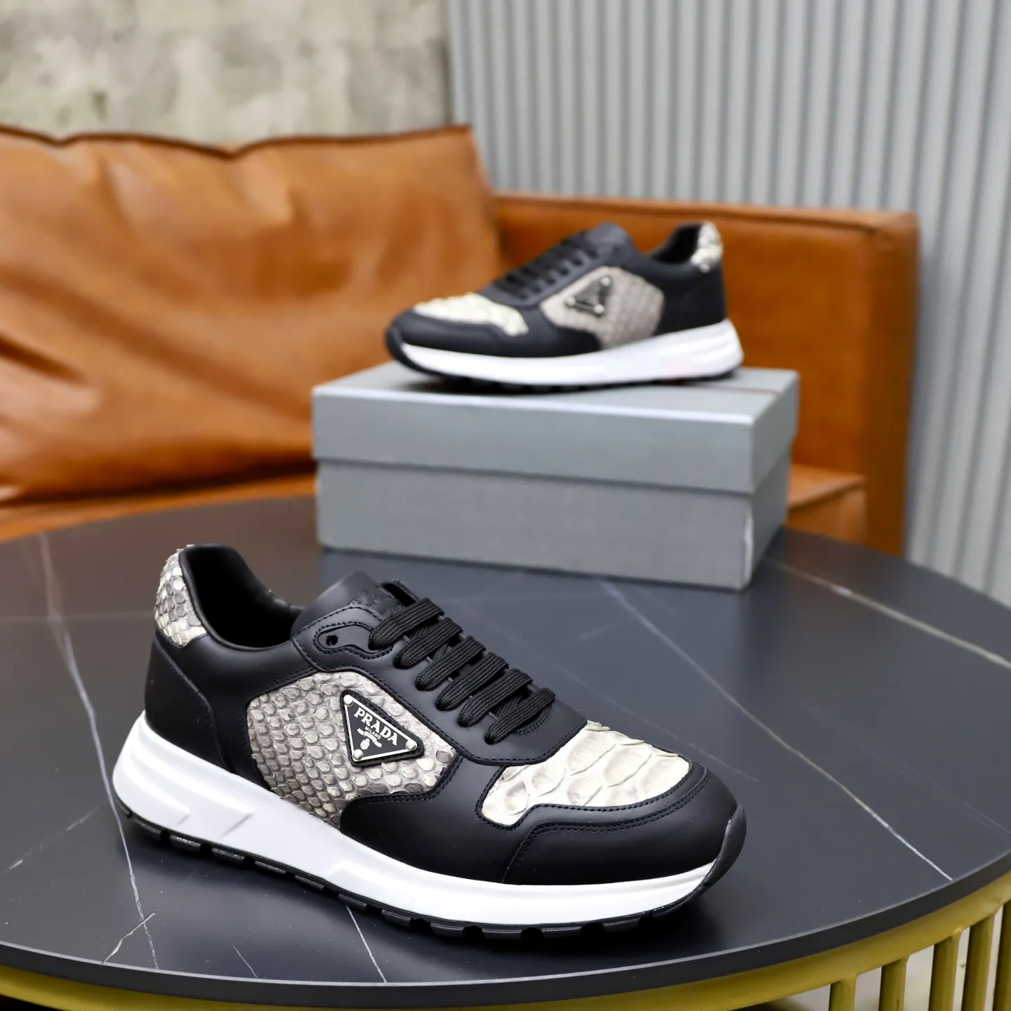 Factory price: 600💰Cow leather lining Brand: PRADA (Prada) Standard code: Men's size 38/44 (45 can be customized) Grade: Same as the official website Material: Original cowhide splicing imported cowhide lining Original combination two-color wear-resistant soft outsole Style category: Leisure and sports version Young fashion European and American trend British style Color: Real picture color